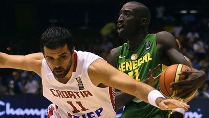 Krunoslav Simon (Croatie) tente de défendre sur Mohammad Faye (Sénégal) (PIERRE-PHILIPPE MARCOU / AFP)