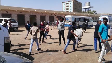 La police soudanaise a lancé des gaz lacrymogènes sur la foule de manifestants anti-gouvernementaux à Khartoum, la capitale soudanaise, le 13 janvier 2019. (STRINGER / AFP)