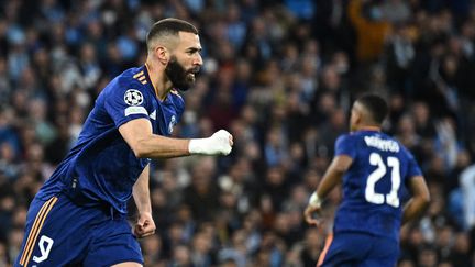 Karim Benzema encourage ses partenaires après un de ses deux buts contre Manchester City, mardi 26 avril.&nbsp; (OLI SCARFF / AFP)