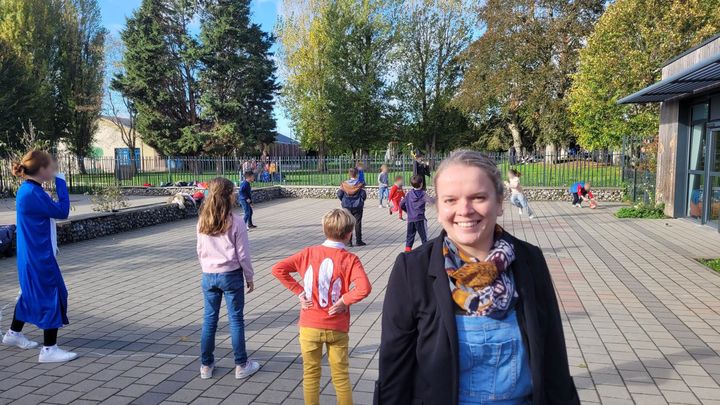 À&nbsp;l'accueil de loisirs de Fournes-en-Weppes, qu'elle dirige, Noémie Luttun a cherché jusqu'au dernier moment un animateur pour compléter son équipe pour les vacances de la Toussaint. (THOMAS GIRAUDEAU / RADIO FRANCE)