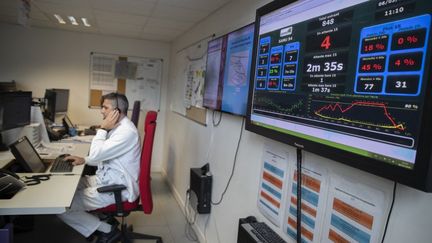 Le médecin régulateur du Samu de l'hopital Henri Mondor, à Paris, le 6 mars 2020. (THOMAS SAMSON / AFP)