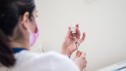 Une infirmiere prépare un vaccin AstraZeneca contre le Covid-19 au centre de vaccination de La Baule (Loire-Atlantique), le 6 mars 2021.  (BAPTISTE ROMAN / HANS LUCAS)