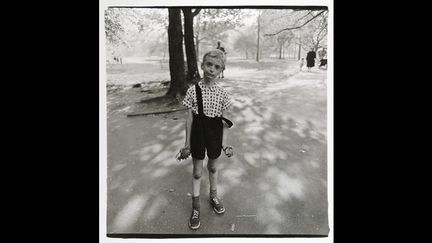 Enfant avec une grenade en plastique dans Central Park, New York 1962
 (THE ESTATE OF DIANE ARBUS)