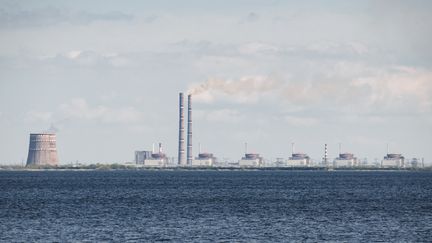 Vue générale de&nbsp;la centrale nucléaire de Zaporijia, en Ukraine, le 27 avril 2022 (photo d'illustration). (ED JONES / AFP)