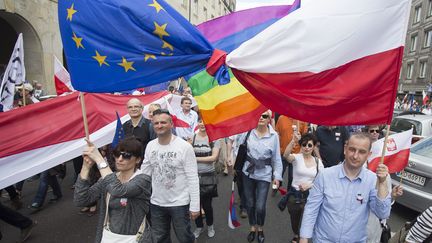 Plus de 240.000 personnes ont manifesté samedi 7 mai 2016 à Varsovie pour "préserver la place de la Pologne en Europe", menacée, selon elle, par la politique des conservateurs au pouvoir, a annoncé la mairie de Varsovie. (KRYSTIAN DOBUSZYNSKI / NURPHOTO / AFP)