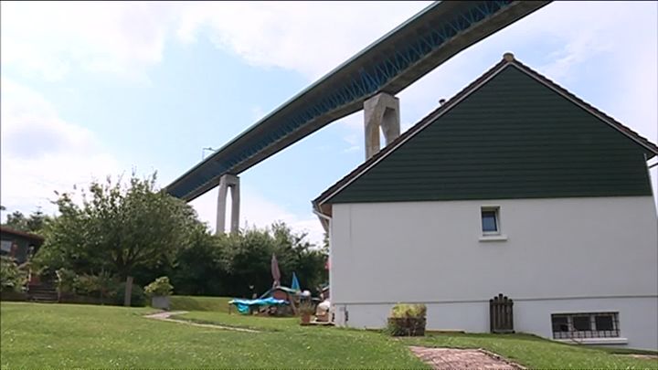 Les riverains qui habitent au pied du viaduc d'Echinghen sont inquiets. (France 3 Nord-Pas-de-Calais)