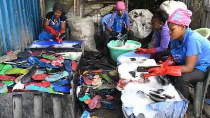 "Parce qu'elles sont très peu chères, quand une paire est hors d'usage vous la jetez et vous en achetez une nouvelle", déclare une employée d’Ocean Sole, une entreprise qui achète ces chaussures en mousse et autres plastiques imitant le caoutchouc aux personnes chargées de les ramasser. &nbsp;Les sandales récupérées sont alors minutieusement nettoyées. (SIMON MAINA / AFP)