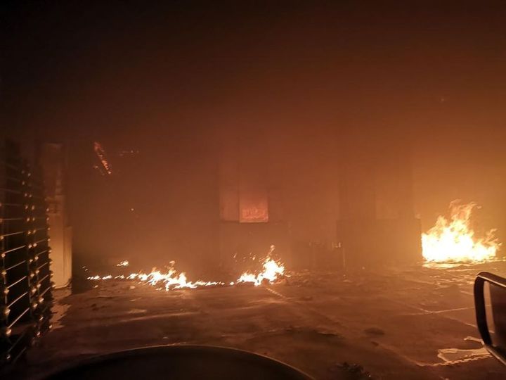 A 22 heures, samedi 25 mai 2019, des foyers résiduels subsistaient dans les immeubles touchés par l'incendie à Bordeaux (Gironde). (POMPIERS)