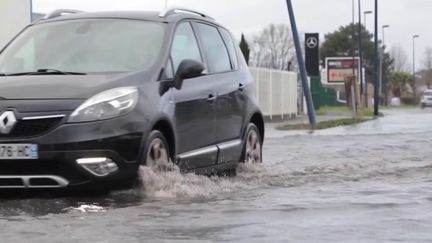 Intempéries : cinq départements en alerte pour des pluies et des inondations (France 2)