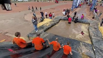 Les participants de la NaborRaid n'ont pas ménagé leurs efforts. Ils ont franchi une vingtaine d'obstacles et n'ont pas hésité à se jeter dans la boue. (France 2)