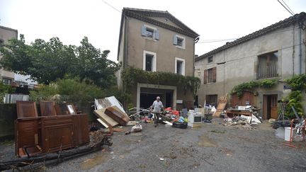 Une victime des inondations dans l'Aude évacue les meubles détruits par les intempéries, mardi 16 octobre à Villalier. (PASCAL PAVANI / AFP)