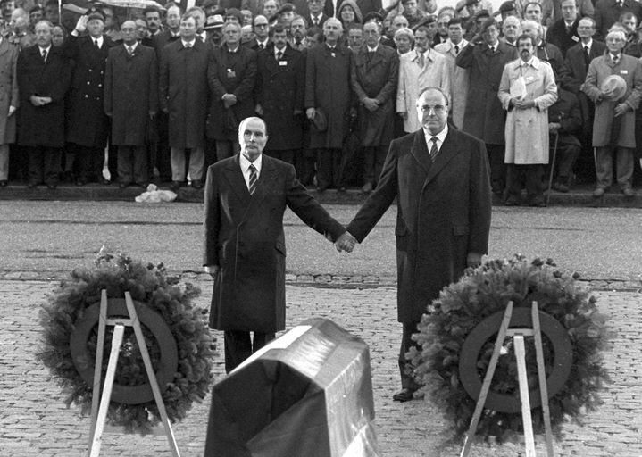 Le chancellier allemand Helmut Kohl et le Président français François Mitterrand se tiennent la main à l'ossuaire de Douaumont, le 22 septembre 1984. (WOLFGANG EILMES / DPA)