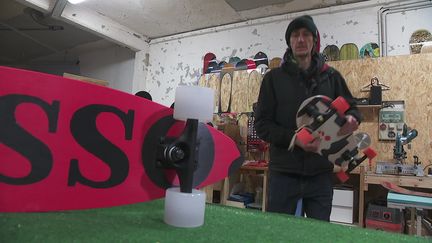 Adrien Réguis, cofondateur de l'entreprise NoK Boards dans l'atelier de Fontaine en Isère. (F. Ceroni / France Télévisions)