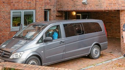 L'ancienne secrétaire du camp nazi escortée par une voiture banalisée au tribunal d'Itzehoe (Allemagne), le 30 septembre 2021. (MARKUS SCHOLZ / DPA / AFP)