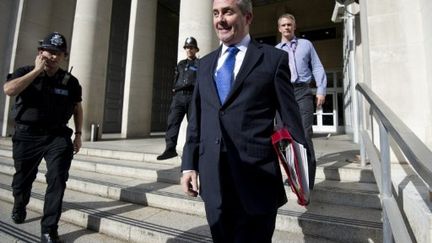 Liam Fox à la sorite du ministère de la Défense, à Londres, le 10 octobre. (Carl Court / AFP)