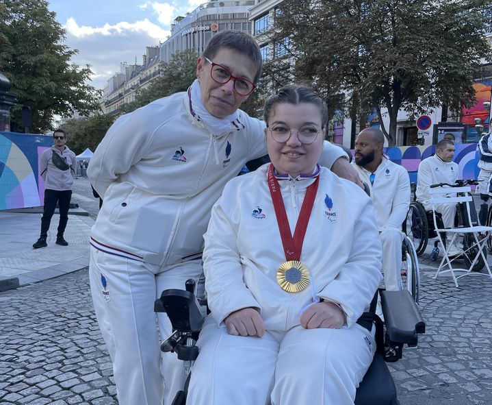 Claudine Llop et Aurélie Aubert, deux des stars des Jeux paralympiques de Paris 2024, ont été très plébiscitées par le public, le 14 septembre 2024 à Paris, lors de la parade des champions. (CLEMENT MARIOTTI PONS / FRANCEINFO: SPORT)