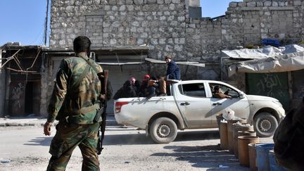 Un checkpoint à la sortie d'Alep-est, samedi 10 décembre. (GEORGE OURFALIAN / AFP)