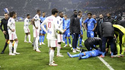 Dimitri Payet au sol alors que le match vient d'être arrêté, le dimanche 21 novembre 2021, à Lyon. (JEAN CATUFFE / JEAN CATUFFE)