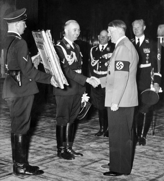 Himmler montre à Hitler un tableau confisqué. (Ann Ronan picture/AFP)