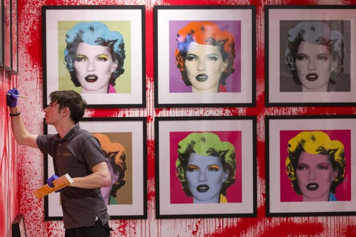 Installation de l'exposition rétro Banksy à Londres, juin 2014
 (JUSTIN TALLIS / AFP)