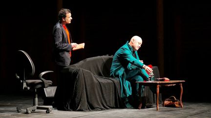 Lionel&nbsp;Damei&nbsp;et&nbsp;Alain&nbsp;Kingler dans "Dalida sur le divan" de Joseph Agostini au Festival Off d''Avignon, en juillet 2022. (JULIEN TRUCHON)