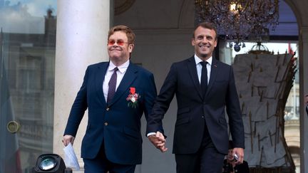 Le chanteur Elton John et Emmanuel Macron, président de la République, à l'Élysée à l'occasion de la Fête de la Musique, le 21 juin 2019. (XAVIER POPY-POOL / SIPA)