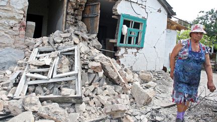 &nbsp; (Une femme devant sa maison détruite, à 20 km de Donetsk, le 5 août. © MaxPPP /IGOR KOVALENKO)