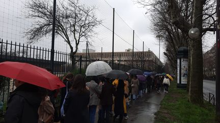 Des centaines de personnes font la file pour aller voter à l'ambassade de Russie, le dimanche 17 mars 2024. (WILLY MOREAU / RADIOFRANCE)