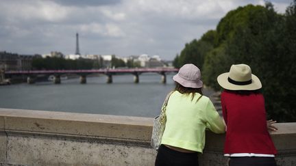 Touristes à Paris. (LOIC VENANCE / AFP)