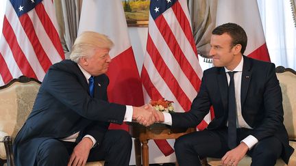 Donald Trump et Emmanuel Macron à Bruxelles, le 25 mai 2017. (MANDEL NGAN / AFP)