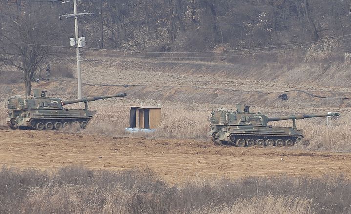 Des blindés sud-coréens déployés à la frontière entre les deux Corées, le 6 janvier 2016, à Paju près de la zone démilitarisée. (YONHAP / YONHAP / AFP)