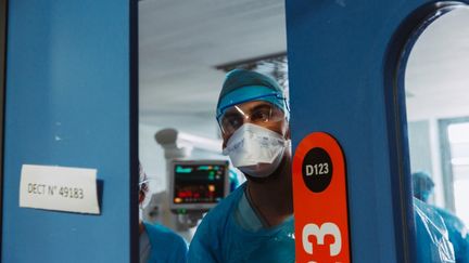 Un infirmier à l'hôpital de Strasbourg (Bas-Rhin), le 1er avril 2021. (ABDESSLAM MIRDASS / HANS LUCAS / AFP)