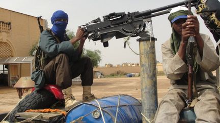 Des islamistes arm&eacute;s du Mujao, le 7 ao&ucirc;t 2012 pr&egrave;s de l'a&eacute;roport de Gao au Mali.&nbsp; (ROMARIC OLLO HIEN / AFP)