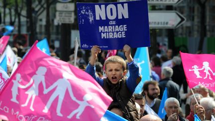 Un enfant brandit une pancarte "Non au mariage mirage" pendant la manifestation contre le mariage pour tous &agrave; Paris, le dimanche 21 avril 2013. (PIERRE ANDRIEU / AFP)