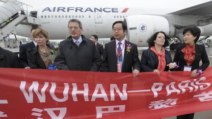 Le PDG d'Air France, Jean-Cyril Spinetta (deuxi&egrave;me &agrave; gauche) et l'Ambassadrice de la France en Chine, Sylvie Bermann (deuxi&egrave;me &agrave; droite), le 12 avril 2012 pour l'inauguration de la liaison&nbsp;Wuhan-Paris d'Air France. (GOH CHAI HIN / AFP)