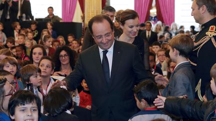 Fran&ccedil;ois Hollande et sa compagne Val&eacute;rie Trierweiler, lors de l'arbre de No&euml;l de l'Elys&eacute;e, le 18 d&eacute;cembre. (PHILIPPE WOJAZER / POOL)