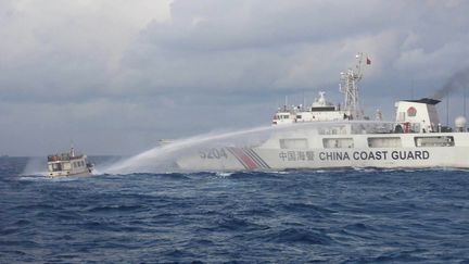 Navire de garde-côtes chinois utilisant un canon à eau, le 10 décembre 2023, contre un bateau philippin voulant ravitailler le banc "Second Thomas", du nom d'un navire échoué volontairement en 1999 sur la zone pour la 
 revendiquer ensuite. (HANDOUT / PHILIPPINE COAST GUARD (PCG))