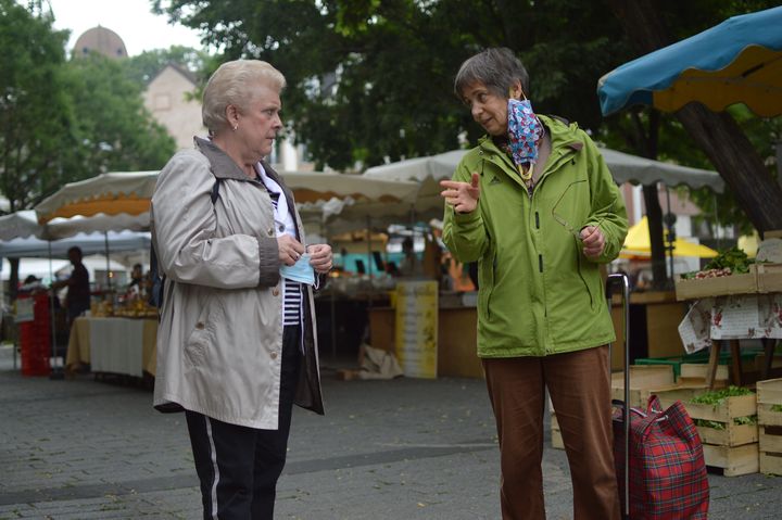 Catherine Trautmann, candidate socialiste et ancienne maire de Strasbourg, dans les allées d'un marché, le 18 juin 2020. (VICTOR VASSEUR / RADIO FRANCE)