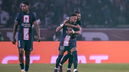 Neymar et Kylian Mbappé célèbrent le premier but du Français, contre la Juventus Turin, le 6 septembre 2022. (ANNE-CHRISTINE POUJOULAT / AFP)