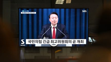 Le président de la Corée du Sud, Yoon Suk-yeol, lors d'une allocution télévisée le 3 décembre 2024. (ANTHONY WALLACE / AFP)