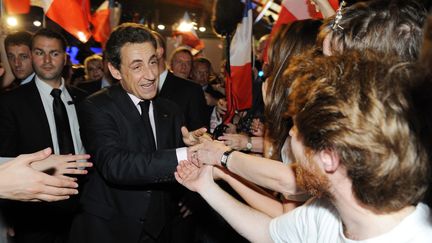 Nicolas Sarkozy salue ses militants lors d'un meeting &agrave; Elancourt (Yvelines), le 28 mars 2012.&nbsp; (WITT / AFP)