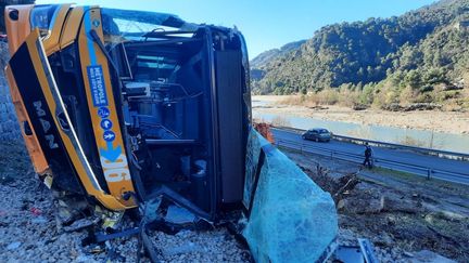 Le bus accidenté à Levens, au nord de Nice (Alpes-Maritimes), vendredi 12 janvier. (SEBASTIEN GERMAIN / FRANCE BLEU AZUR / RADIO FRANCE)