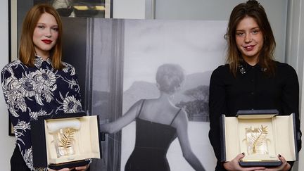 Léa Seydoux (à gauche) et Adèle Exarchopoulos (à droite) reçoivent leur Palme d'or (4 février 2014)
 (Eric Feferberg / AFP)