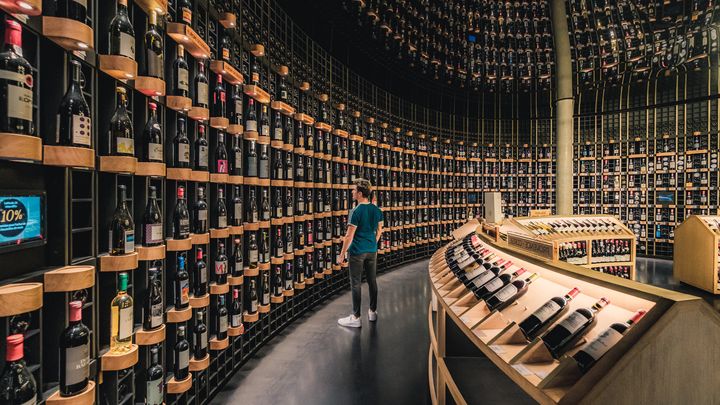 La cave de la Cité du Vin de Bordeaux. (TEDDY VERNEUIL / OFFICE DE TOURISME DE BORDEAUX)