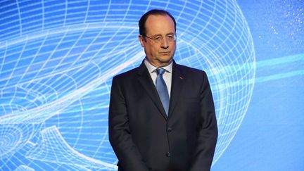 Fran&ccedil;ois Hollande, en visite &agrave; l'usine Michelin de Clermont-Ferrand (Puy-de-D&ocirc;me), le 18 avril 2014. ( PHILIPPE WOJAZER / REUTERS)