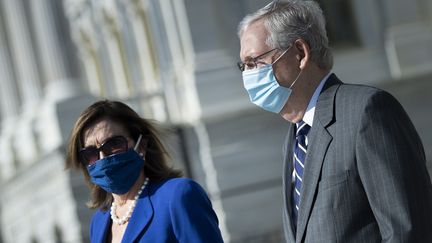 Les leaders des majorités à la Chambre des représentants, Nancy Pelosi, et au Sénat, Mitch McConnell, le 29 juillet 2020 à Washington (Etats-Unis). (BRENDAN SMIALOWSKI / AFP)