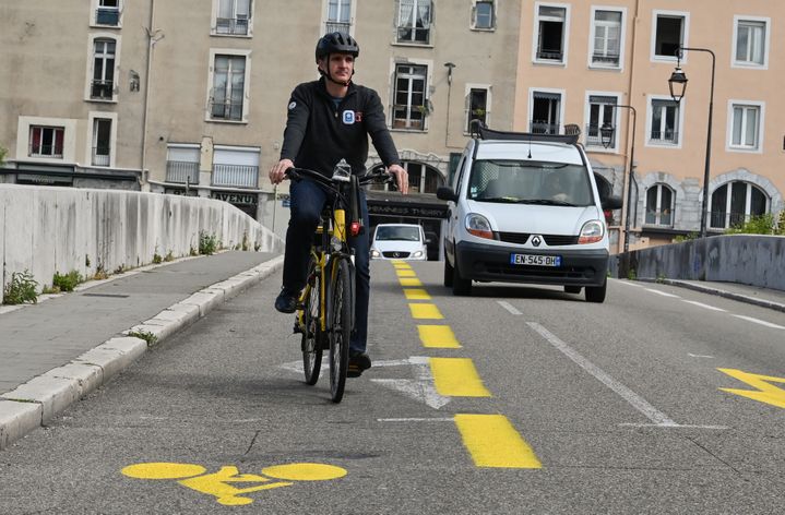 Éric Piolle sur une piste cyclable grenobloise (PHILIPPE DESMAZES / AFP)