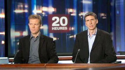 Hervé Ghesquière (à gauche) et Stéphane Taponier lors du 20 h de France 2 le 30 juin 2011 (France 2)