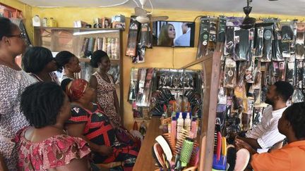 Dans un salon de coiffure à Treichville, banlieue d'Abidjan (Côte d'Ivoire), à l'heure d'un télénovela le 23 août 2017... (AFP - SIA KAMBOU)