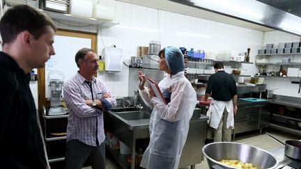 Un contrôle sanitaire dans un restaurant du centre d'Annecy (Haute-Savoie), le 9 juillet 2016. (MAXPPP)